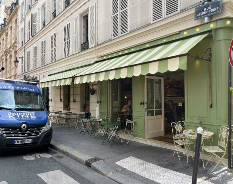 facade en bois avec store - restaurant Civetta Paris