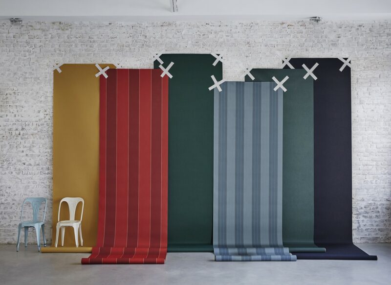 toiles extérieures orchestra dikson devant un mur
