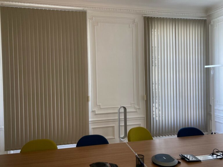 store californien bandes verticales dans salle de réunion