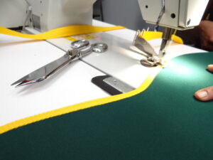 couture store avec machine et ciseaux