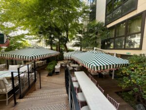 Parasols à pied déporté