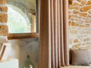 voila occultant devant mur en pierre