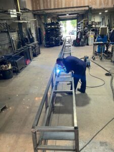 employé en rain de souder dans l'atelier de serrurerie Dupont Kine