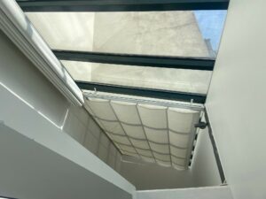 stores vélum avec véranda aluminium ouverts