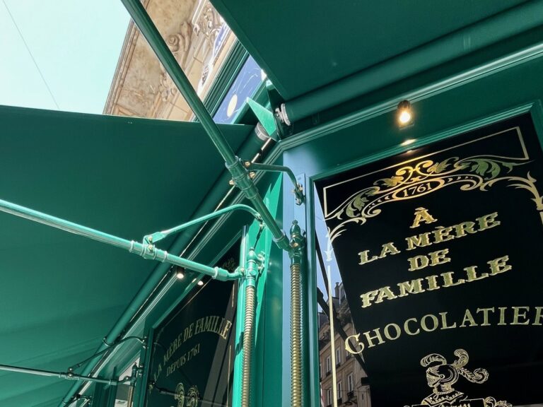 A LA MERE DE FAMILLE stores bras antiques