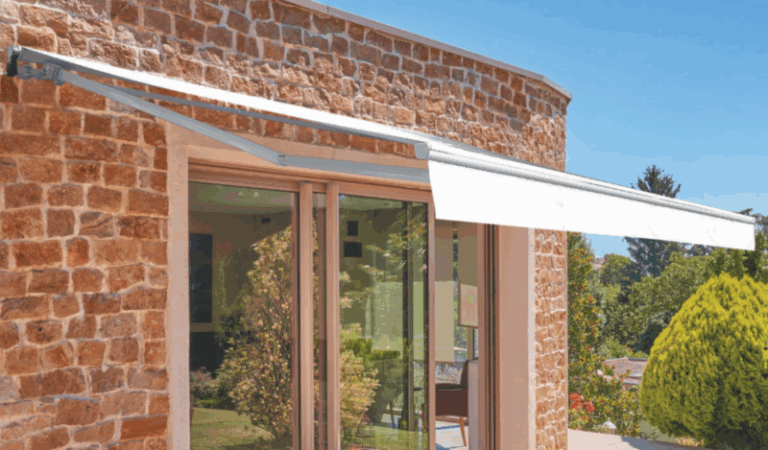 photo store monobloc déployé, mur briques