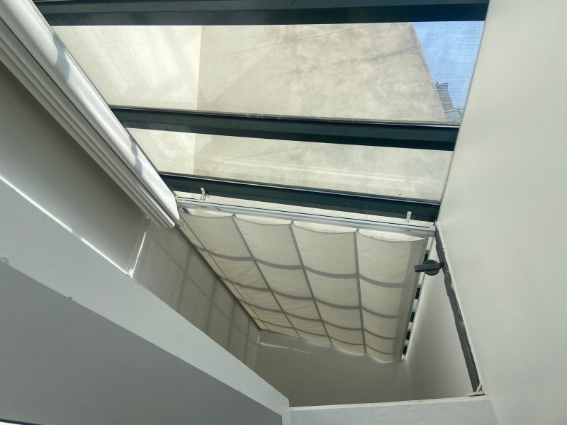 stores vélum avec véranda aluminium ouverts