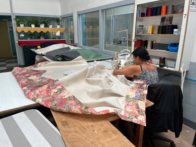 employée dans l'atelier de couture sur toile stores Dupont Kine