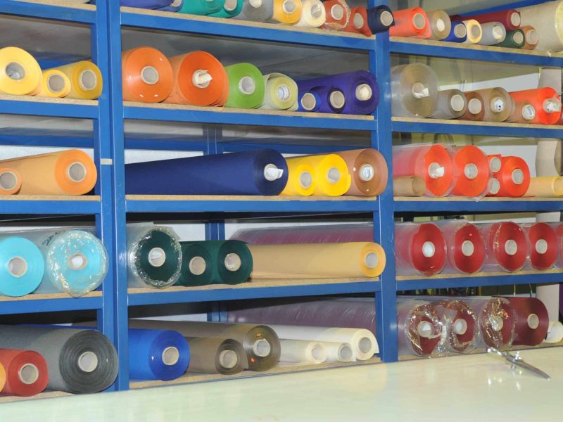 rouleaux de toile entreposés