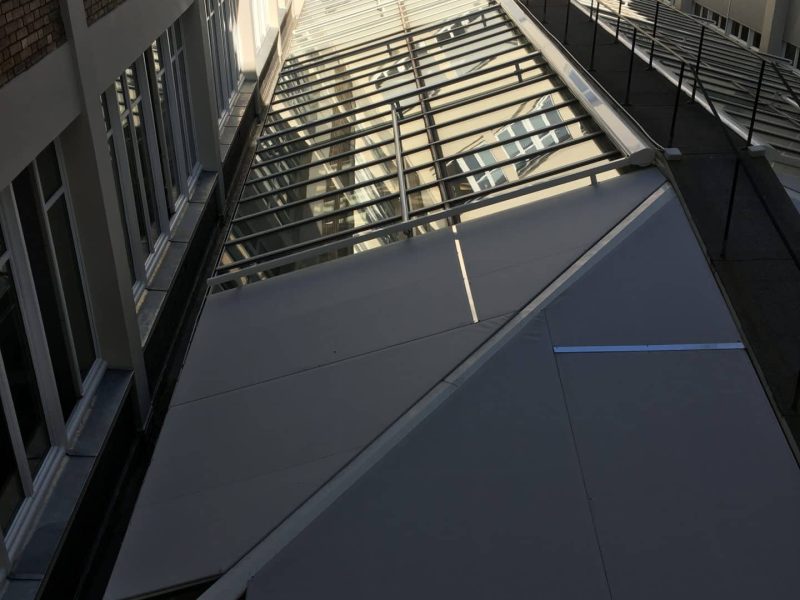 stores-exterieurs-verriere-2